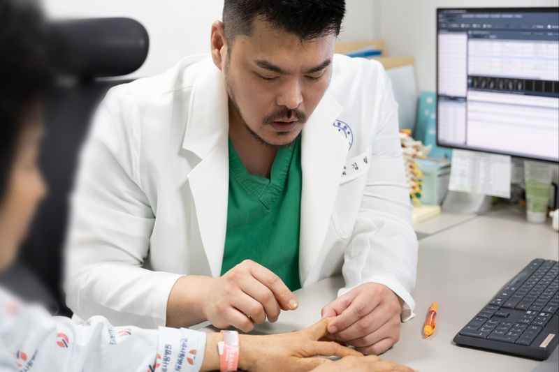 손가락 관절염 환자 300만 시대, 통증 90% 잡은 시술은?