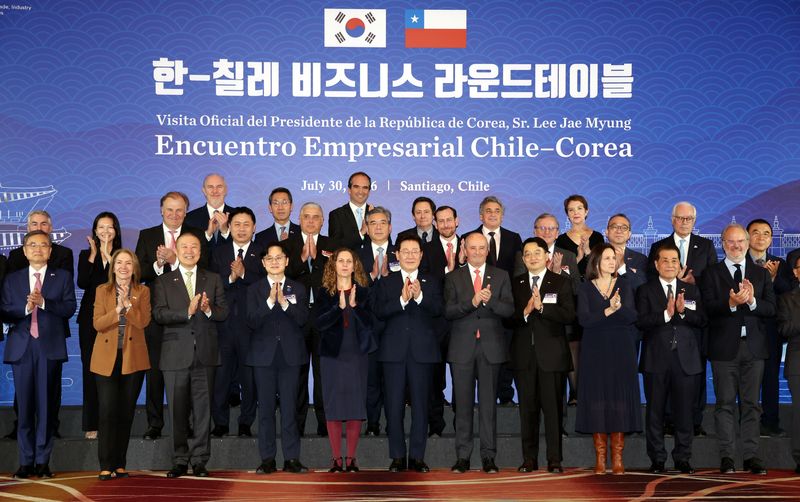 이재명 대통령이 30일(현지 시간) 칠레 산티아고 한 호텔에서 열린 한-칠레 비즈니스 라운드 테이블에서 참석 기업인 등과 기념 촬영을 하고 있다. 사진=뉴시스