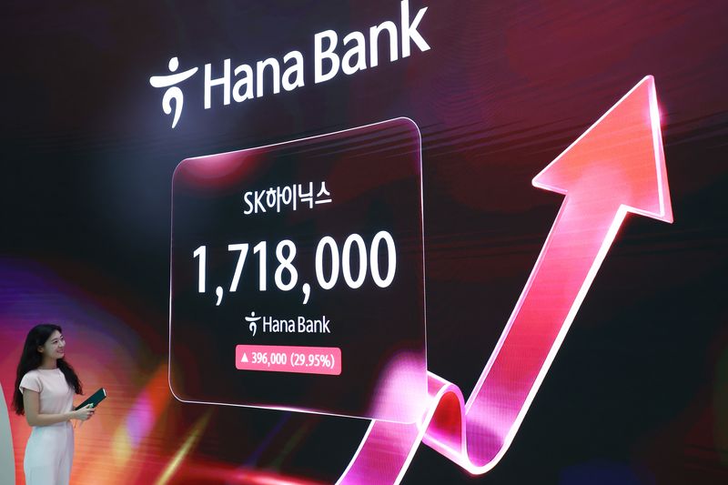 코스피가 17.91% 오른 6595.45에 마감한 지난 7월 31일 서울 하나은행 딜링룸에서 SK하이닉스의 주가가 상한가 거래되고 있다. 뉴시스 제공