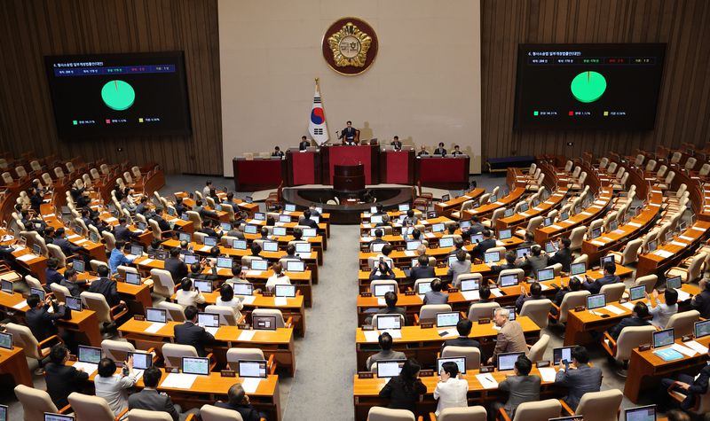 [서울=뉴시스] 고범준 기자 = 31일 서울 여의도 국회에서 열린 제437회 국회(임시회) 제3차 본회의에서 형사소송법 일부개정법률안(대안)이 가결되고 있다. 2026.07.31. bjko@newsis.com