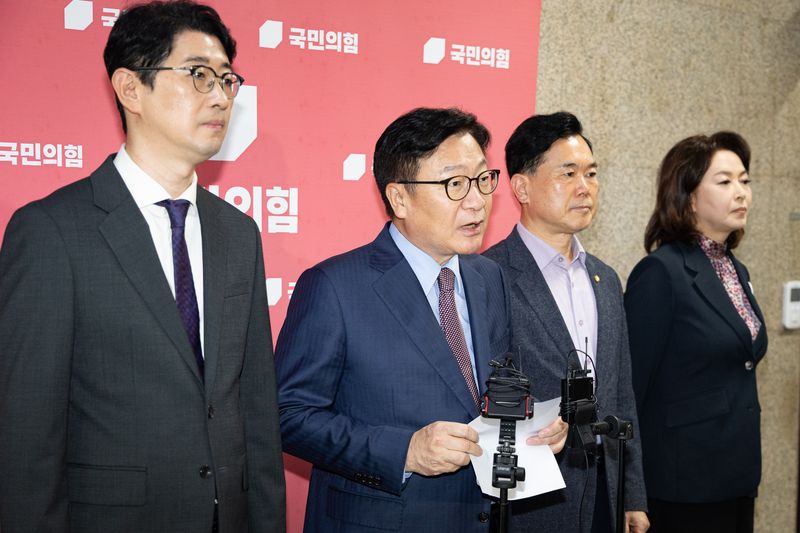 정점식 국민의힘 원내대표가 31일 서울 여의도 국회에서 현안 관련 브리핑을 하고 있다. 왼쪽부터 주진우 의원, 정 원내대표, 김승수 원내운영수석부대표, 김민전 의원. 뉴스1