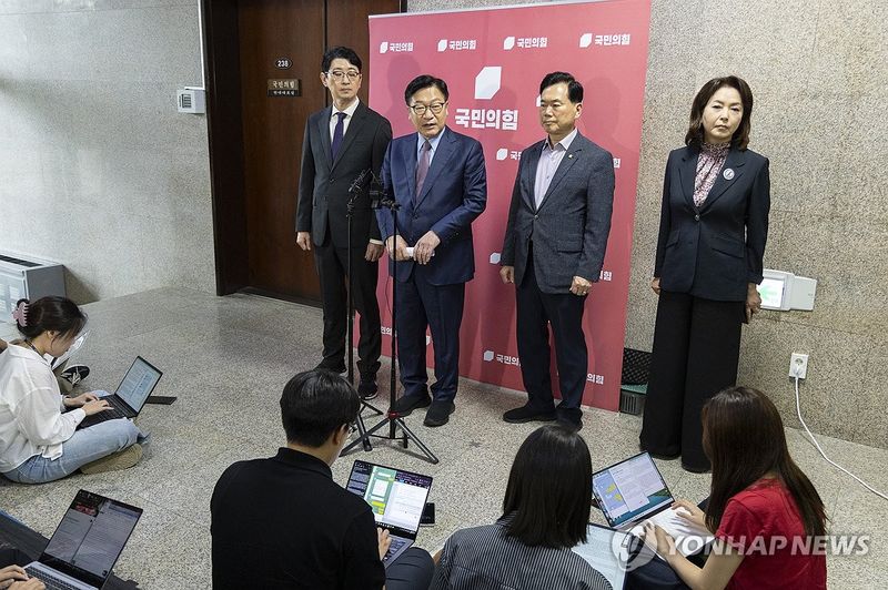 취재진 질문에 답하는 국민의힘 정점식 원내대표 (출처=연합뉴스)