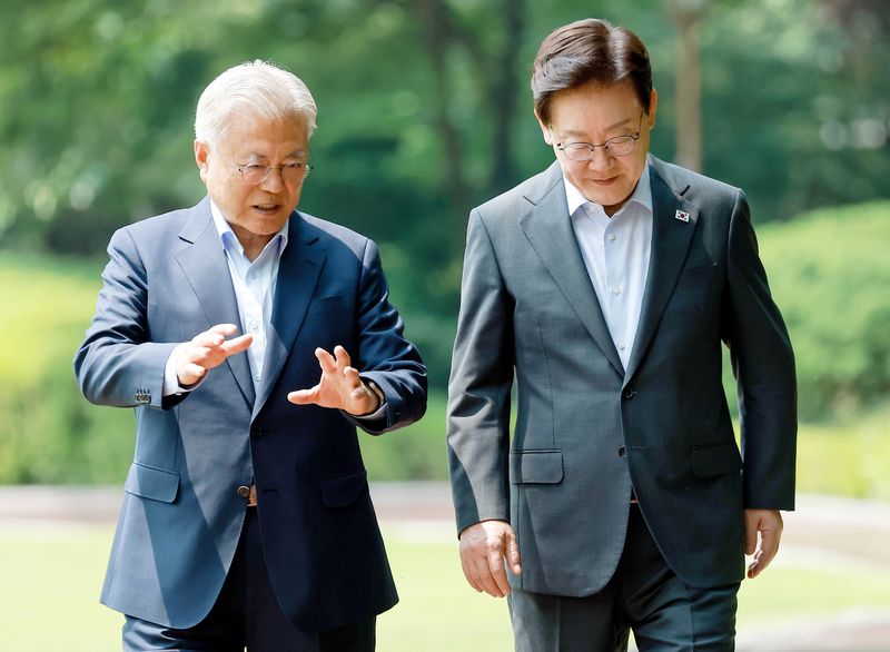 [서울=뉴시스] 조성봉 기자 = 이재명 대통령과 문재인 전 대통령이 지난 1일 청와대에서 오찬을 하기 위해 상춘재로 이동하며 대화하고 있다. (청와대통신사진기자단) 2026.07.01. suncho@newsis.com