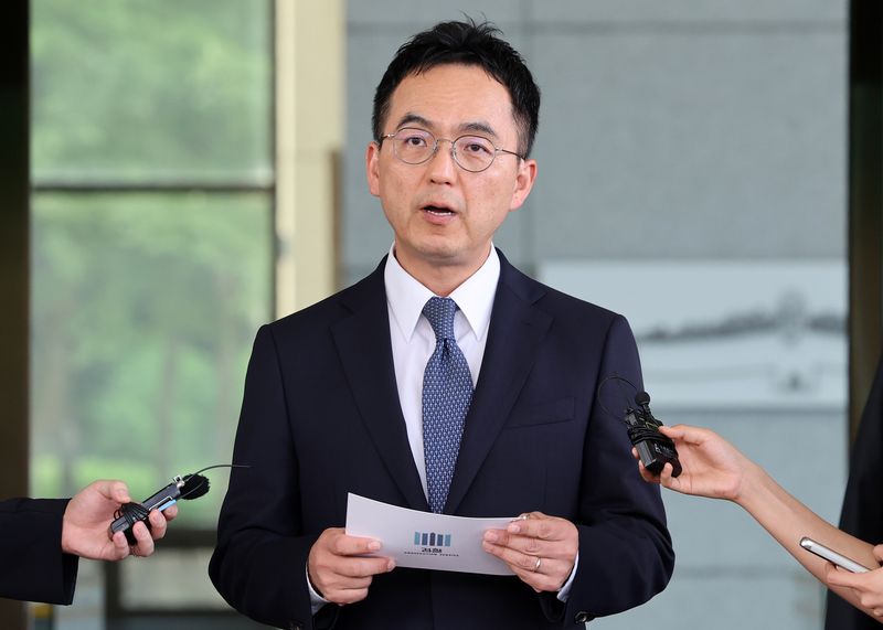 검찰 보완수사권 폐지를 골자로 한 형사소송법 개정안이 국회 본회의를 통과한 지난달 31일 구자현 검찰총장 직무대행이 서울 서초구 대검찰청 청사를 나서며 입장을 밝히고 있다. 뉴시스