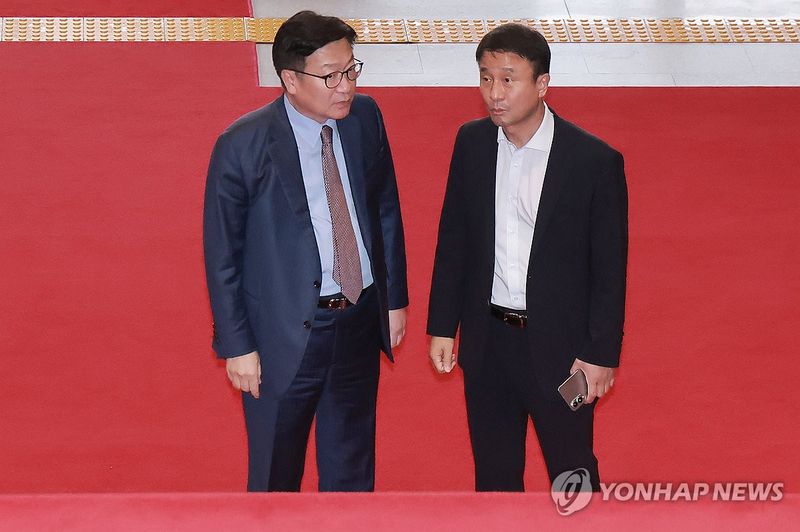 대화 나누는 여야 원내대표 (출처=연합뉴스)