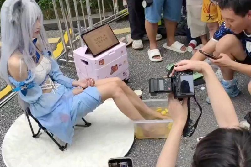 중국의 한 대형 코스프레 행사에서 여성 코스플레이어들이 맨발을 담근 레몬물을 잔당 1만원에 판매했다. SCMP 갈무리