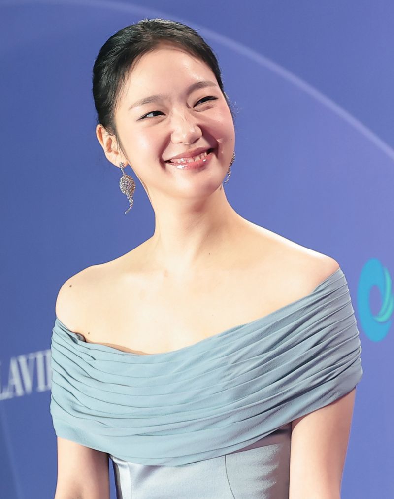 배우 김고은이 31일 인천 중구 파라다이스시티에서 열린 ‘제5회 청룡시리즈어워즈’에 레드카펫 행사에 참석해 포즈를 취하고 있다. 2026.7.31 ⓒ 뉴스1 권현진 기자