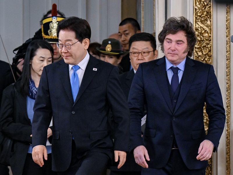이재명 대통령과 하비에르 밀레이 대통령이 31일(현지시간) 아르헨티나 부에노스아이레스 대통령궁에서 열린 환영행사에서 공식 기념촬영을 위해 이동하고 있다. 연합뉴스