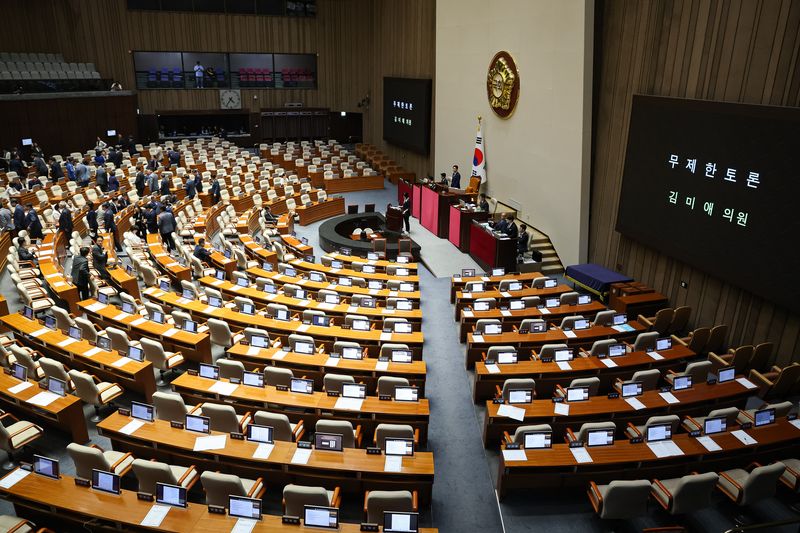 31일 서울 여의도 국회에서 열린 제437회 국회(임시회) 제3차 본회의에서 국회법 일부개정법률안(대안)에 대한 김미애 국민의힘 의원의 무제한토론(필리버스터)이 시작되자 여당 의원들이 본회의장을 나서고 있다. 2026.7.31 ⓒ 뉴스1 유승관 기자