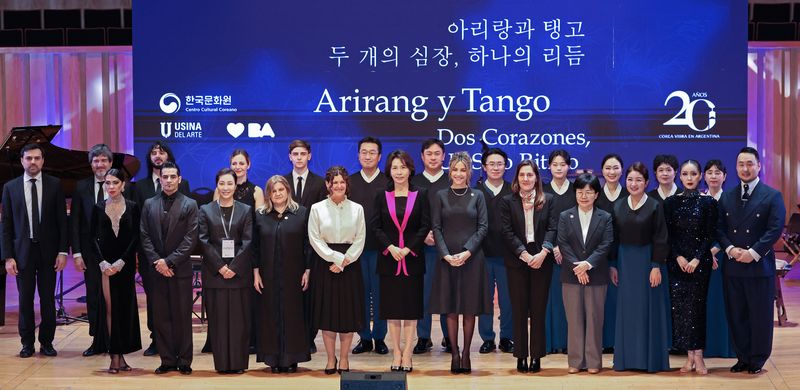 이재명 대통령과 아르헨티나를 공식 방문한 김혜경 여사가 31일(현지시간) 부에노스아이레스 우시나 델 아르테을 방문해 부에노스아이레스 탱고 오케스트라와 국립국악원 창작악단의 합동공연을 관람한 뒤 기념 촬영을 하고 있다. 연합뉴스