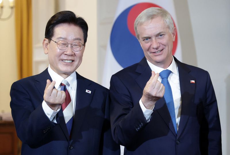 [산티아고=뉴시스] 김진아 기자 = 이재명 대통령과 호세 안토니오 카스트트 칠레 대통령이 30일(현지 시간) 산티아고 대통령궁에서 소인수 회담에 앞서 손가락 하트를 그리며 기념촬영을 하고 있다. 2026.07.31. bluesoda@newsis.com