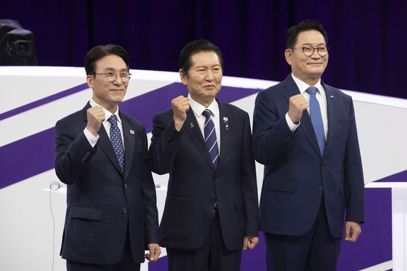 더불어민주당 당권 주자인 김민석(왼쪽부터), 정청래, 송영길 의원이 29일 오후 서울 마포구 MBC에서 TV토론회에서 기념 촬영을 하고 있다 뉴스1