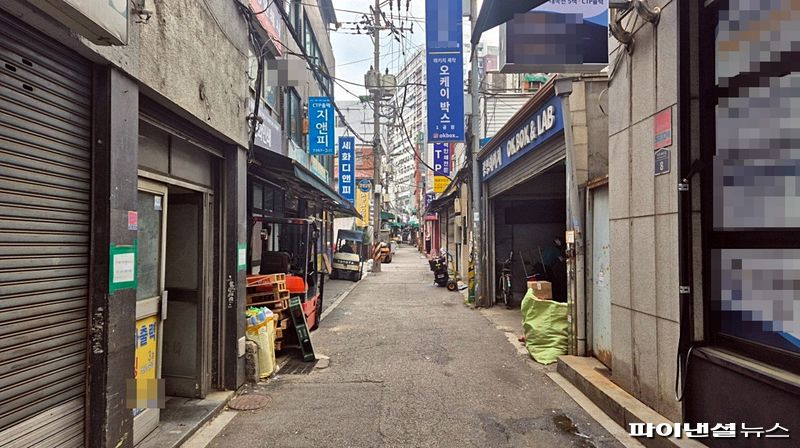 지난달 31일, 서울 중구 을지로 인쇄골목 안쪽 모습. 인쇄, 제본, 코팅 간판이 이어지고 일부 점포는 셔터를 내린 상태였다. 사진=한승곤 기자