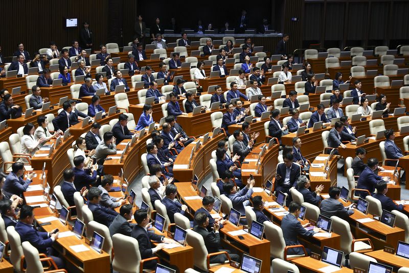 [서울=뉴시스] 김근수 기자 = 지난달 31일 서울 여의도 국회에서 열린 제437회국회(임시회) 3차 본회의에서 형사소송법 일부개정안법률안(대안)이 통과되자 더불어민주당 의원들과 조국혁신당 의원들이 박수를 치고 있다. 2026.07.31. ks@newsis.com