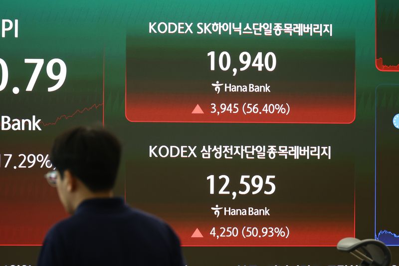 [서울=뉴시스] 고승민 기자 = 삼성전자와 SK하이닉스 주식이 지난달 31일 20% 이상 오르며 본주 수익률을 두 배 추종하는 단일종목 레버리지 상장지수펀드(ETF)도 역대급 상승을 이어가고 있다. 사진은 이날 서울 하나은행 딜링룸 전광판에 KODEX SK하이닉스와 삼성전자 단일종목 레버리지가 표시되고 있는 모습. 2026.07.31. kkssmm99@newsis.com