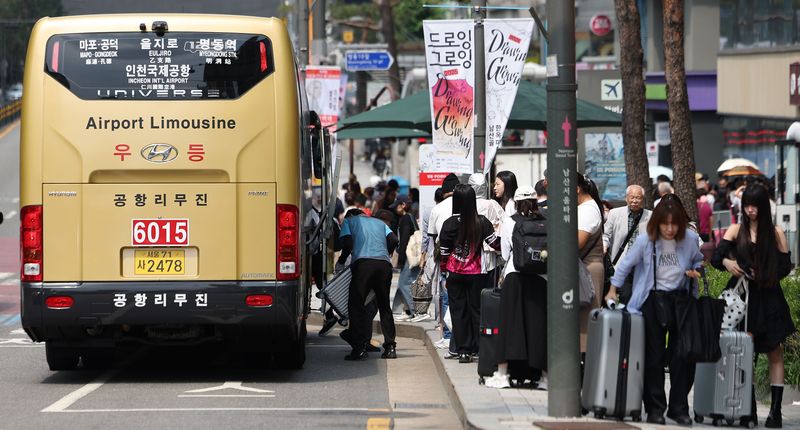 [서울=뉴시스] 김선웅 기자 = 서울 중구 명동거리에서 외국인 관광객들이 공항행 버스에 탑승하고 있다. 2026.06.14. mangusta@newsis.com