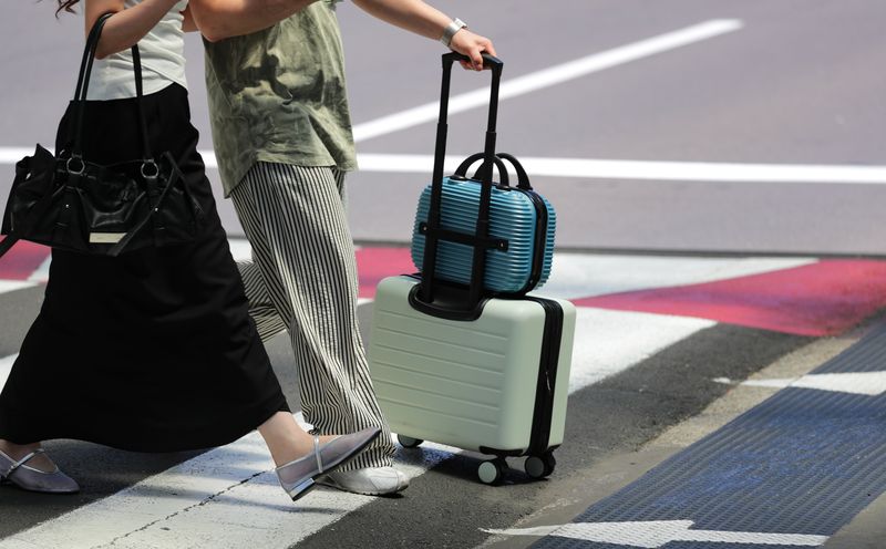 [제주=뉴시스] 우장호 기자 = 본격적인 여름 휴가철 맞은 31일 오전 제주국제공항 1층 도착장이 가족과 연인, 친구와 함께 제주를 찾은 관광객들의 발걸음으로 북적이고 있다. 2026.07.31. woo1223@newsis.com