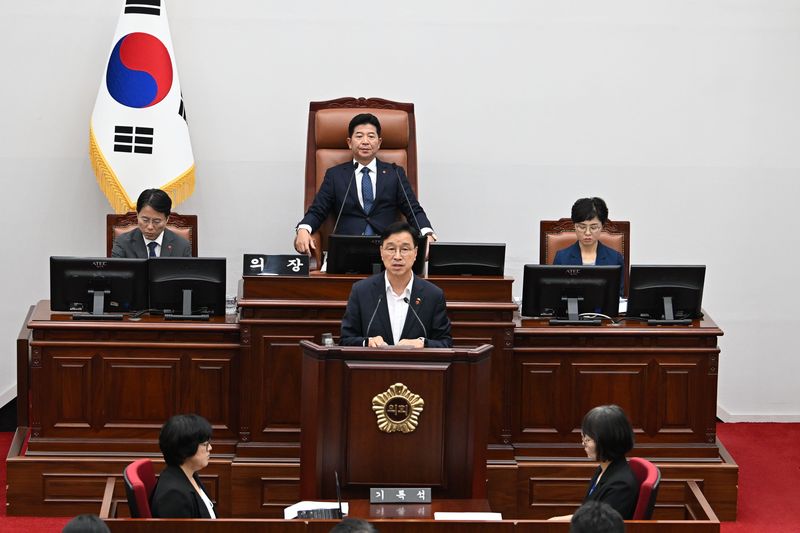 위성곤 제주특별자치도지사가 7월 30일 제주특별자치도의회 본회의장에서 2026년도 제2회 추가경정예산안과 민생경제 회복 대책을 설명하고 있다. 제주도는 지방채 발행 없이 4615억원을 증액한 추경을 편성하고 탐나는전 적립 재개와 소상공인·1차산업·건설업 지원에 재원을 집중한다. /사진=제주특별자치도 제공