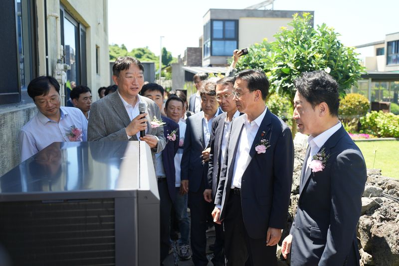 위성곤 제주특별자치도지사와 이호현 기후에너지환경부 제2차관 등 관계자들이 7월 31일 제주시 영평동 난방 전기화 지원사업 1호 가구에서 설치 기업 관계자로부터 공기열 히트펌프의 작동 방식과 설치 상태에 관한 설명을 듣고 있다. /사진=제주특별자치도 제공