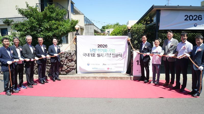 위성곤 제주특별자치도지사와 이호현 기후에너지환경부 제2차관, 유관기관·기업 관계자들이 7월 31일 제주시 영평동에서 열린 ‘2026 난방 전기화 사업 국내 1호 설치 기념 현판식’에서 기념촬영을 하고 있다. 정부는 올해 국비 145억원 가운데 138억원을 제주에 배정해 연말까지 도내 2460가구에 히트펌프를 보급한다. /사진=제주특별자치도 제공