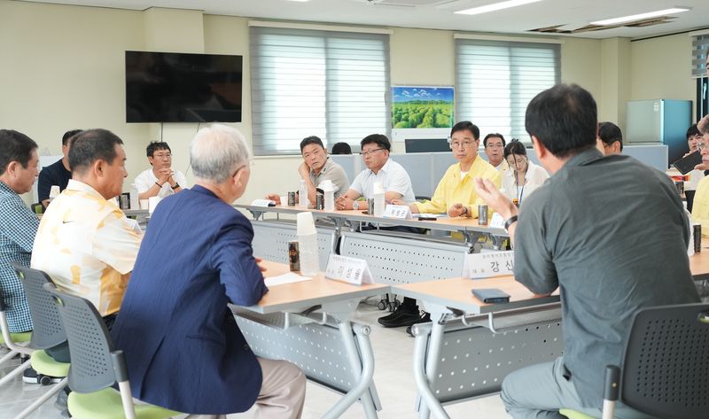 위성곤 제주특별자치도지사가 1일 최남단청정광어협동조합에서 대정지역 양식어업인들과 간담회를 열고 고수온 피해와 물류비 부담, 염지하수 활용 방안 등에 관한 의견을 듣고 있다. /사진=제주특별자치도 제공