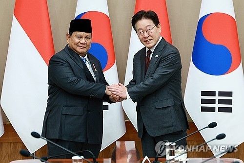 이재명 대통령과 프라보워 인도네시아 대통령이 4월 정상회담 당시 손을 맞잡고 있다. (출처=연합뉴스)
