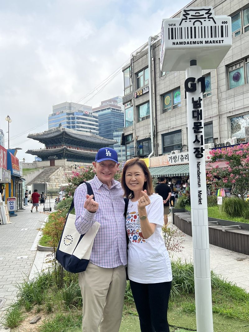 미셸 스틸 주한미국대사가 남편 숀 스틸 변호사와 함께 남대문시장을 찾아 '손 하트'를 내밀고 있다. 스틸 대사는 1일 개인 소셜미디어를 통해 사진을 공개했다. 사진=미셸 스틸 X