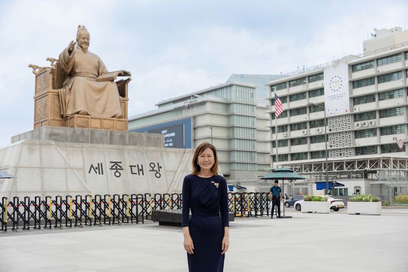 미셸 스틸 주한미국대사가 광화문 세종대왕 동상을 찾은 모습을 지난달 31일 자신의 소셜미디어 엑스(X)를 통해 공개했다. 사진=미셸 스틸 X