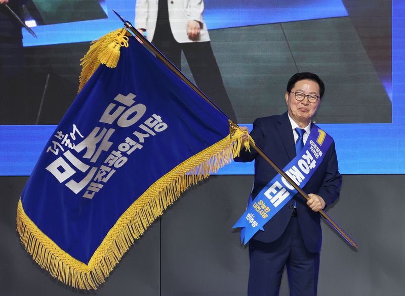 1일 대전 유성구 대전컨벤션센터에서 열린 더불어민주당 대전시당 정기당원대회에서 시당위원장으로 선출된 장종태 신임 시당위원장이 당기를 전달받고 있다. ⓒ 뉴스1 김기태 기자