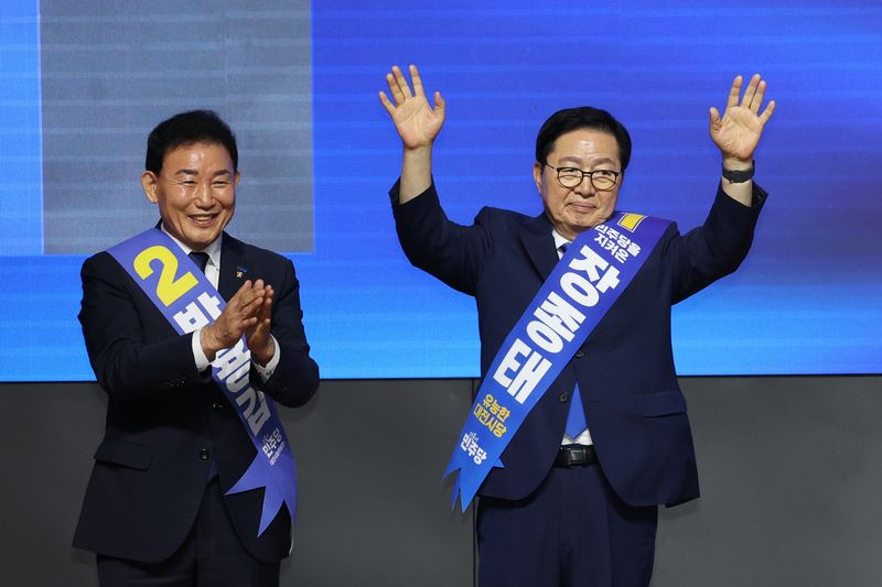 1일 대전 유성구 대전컨벤션센터에서 열린 더불어민주당 대전시당 정기당원대회에서 시당위원장으로 선출된 장종태 신임 시당위원장이 환호하고 있다. ⓒ 뉴스1 김기태 기자