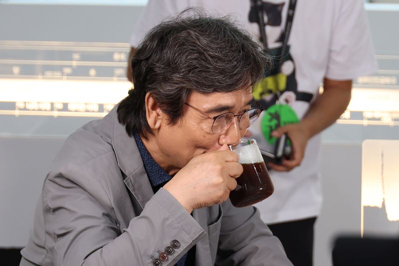 [서울=뉴시스] 고승민 기자 = 유시민 작가가 25일 서울 코엑스에서 열린 2026 서울국제도서전 돌베개X평산책방 부스에서 문재인 전 대통령과 북 토크를 하기 전 음료를 마시고 있다. 2026.06.25. kkssmm99@newsis.com