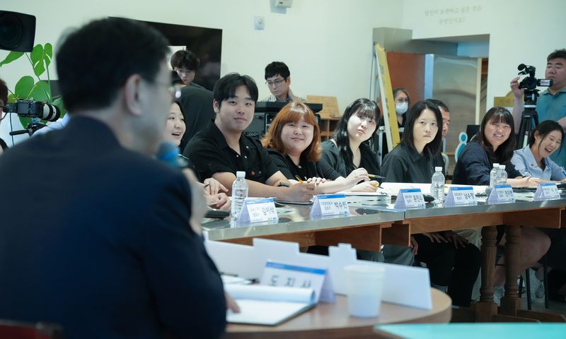 제10기 제주청년원탁회의 청년위원들이 1일 오후 ‘청년정책 제안의 날’ 행사에서 위성곤 제주특별자치도지사와 관계 부서의 답변을 듣고 있다. 청년위원 86명은 지난 6개월간 10개 분과에서 38건의 정책을 발굴했다. /사진=제주특별자치도 제공