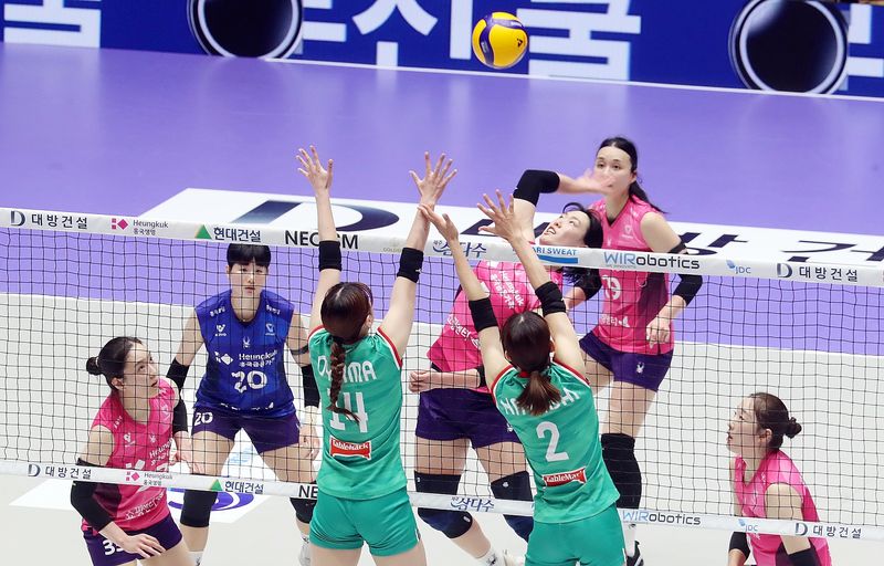 1일 제주한라체육관에서 열린 '2026 한·중·일 여자배구 탑 클럽 슈퍼매치'에서 한국의 흥국생명과 일본 오사카 마블러스가 경기를 펼치고 있다. /사진=뉴스1