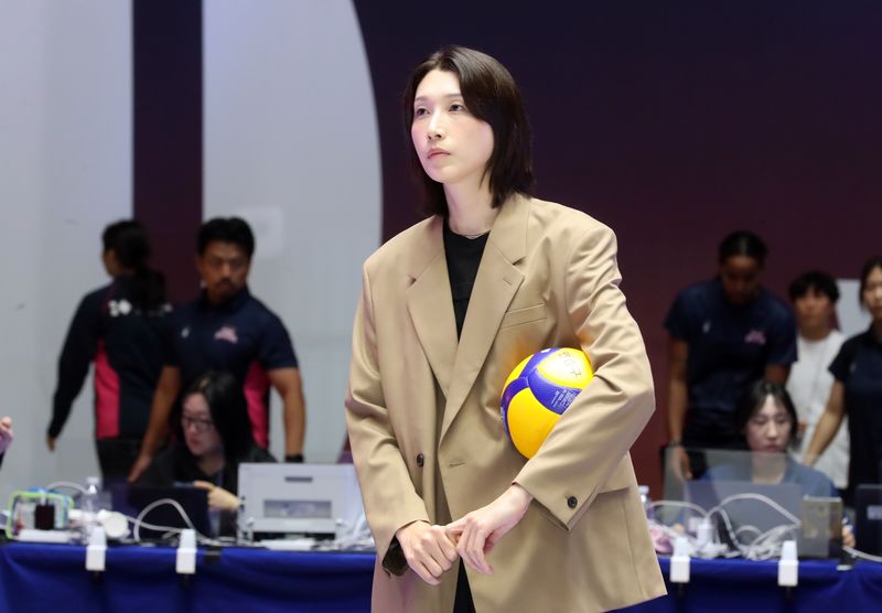 배구 월드스타 김연경이 1일 제주 한라체육관에서 열린 2026 제주 한중일 여자배구 탑클럽 슈퍼매치 개막전에서 시구자로 나섰다. /사진=뉴스1