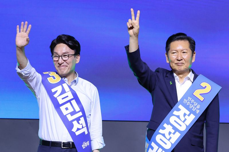 더불어민주당 당권 주자인 김민석(왼쪽), 정청래 의원이 1일 대전 유성구 대전컨벤션센터에서 열린 당대표·최고위원 합동연설회에서 당원들에게 인사하고 있다. 뉴스1