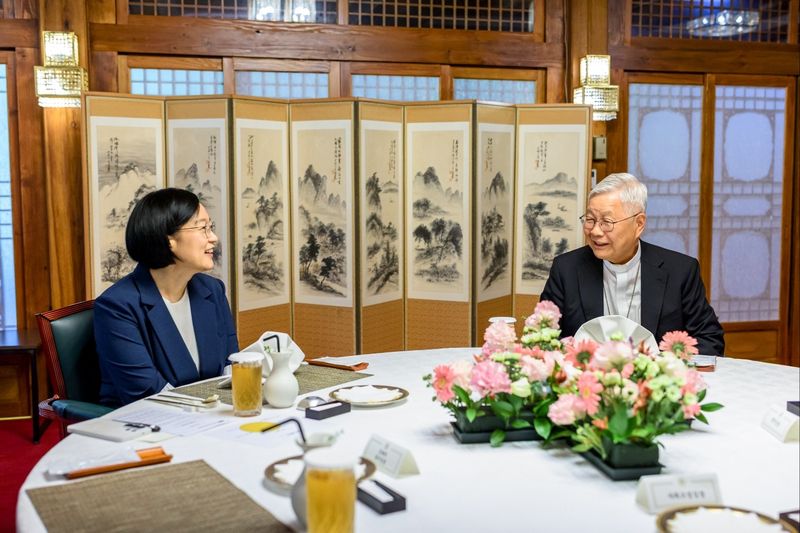 한성숙 국무총리가 1일 서울 종로구 총리공관에서 유흥식 추기경과 오찬하고 있다. (총리실 제공. 재판매 및 DB금지) 2026.8.1 ⓒ 뉴스1