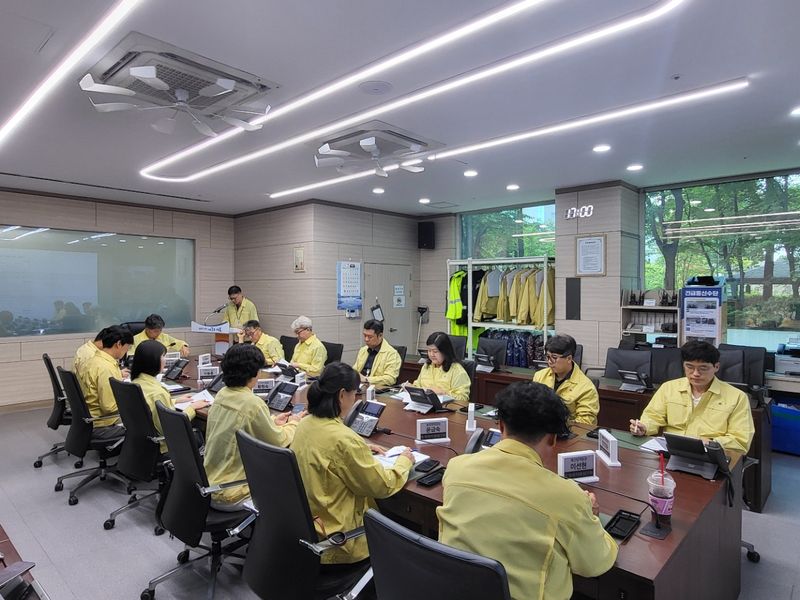 [시흥=뉴시스] '폭염-가뭄 대응 추진 상황 점검 TF 회의' 참석자들이 분야별 대응 상황을 점검하고 있다. (사진=시흥시 제공).2026.08.02. photo@newsis.com
