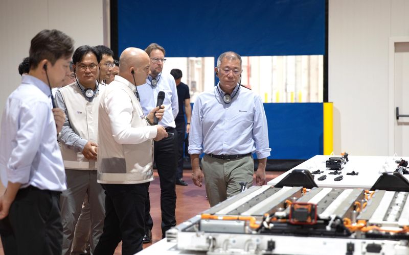 정의선 회장이 현대차 및 현대모비스 임직원들과 함께 현대모비스 BSA(Battery System Assembly) 공장을 둘러보고 있다. (현대차 제공)