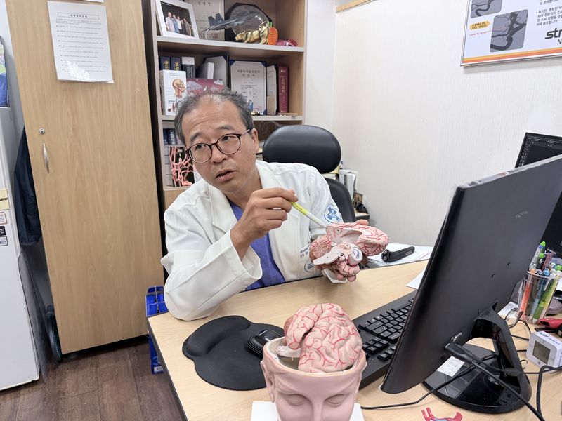 노령층 건강을 위협하는 '정상압 수두증'에 대해 설명하고 있는 부산 온병원 뇌혈관센터 최재영 센터장. 온병원 제공