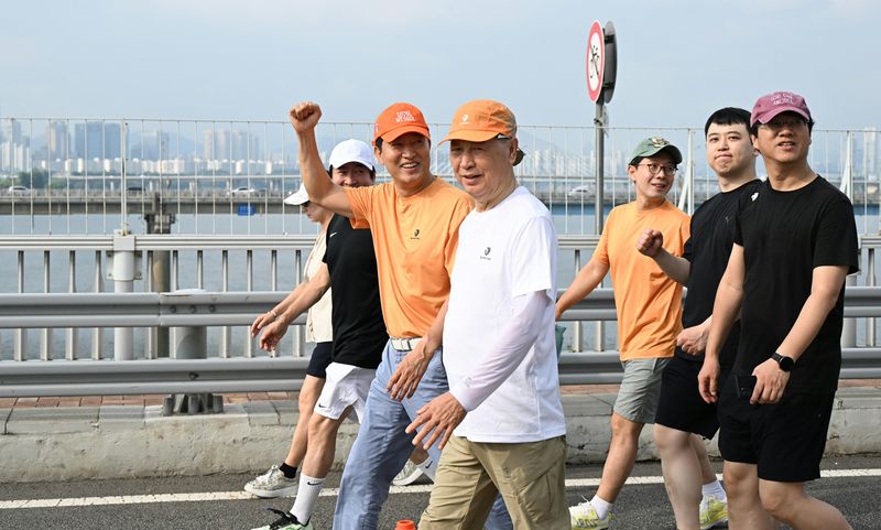 오세훈 서울시장(왼쪽 두번째)이 2일 열린 '쉬엄쉬엄 모닝'에서 광진교를 걸으며 시민들을 응원하고 있다. 서울시 제공