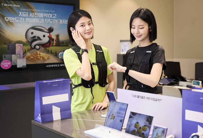 SK텔레콤 모델들이 가민·샥즈 제품들을 착용하고 있다. SK텔레콤 제공