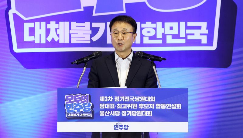 한병도 더불어민주당 대표 직무대행 겸 원내대표가 2일 울산전시컨벤션센터에서 열린 당대표·최고위원 순회경선 합동연설회에서 인사말을 하고 있다. 연합뉴스