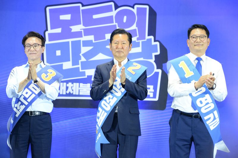 2일 울산 울주군 삼남면 울산전시컨벤션센터 3층 컨벤션홀에서 열린 더불어민주당 당대표 및 최고의원 후보자 선출을 위한 합동연설회에서 당대표 후보자들이 박수를 치고 있다. 왼쪽 김민석, 정청래, 송영길 당대표 후보. 뉴시스