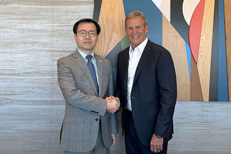 여한구 통상교섭본부장이 7월 30일(현지시간) 미국 오클라호마에서 빌 리 테네시 주지사와 면담을 갖고 기념촬영을 하고있다. 산업통상부 제공