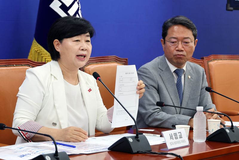 서영교 국회 법제사법위원장이 2일 국회에서 열린 '훨씬 더 좋아진 형사소송법' 설명회에서 발언하고 있다. 오른쪽은 김승원 법사위 간사. 연합뉴스