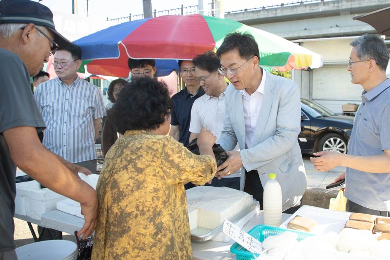 김중남 강릉시장(사진 오른쪽 두번째)이 2일 부시장과 실국장들과 함께 새벽시장을 방문, 상인들을 격려했다. 강릉시 제공