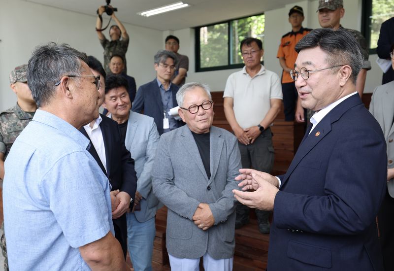 윤호중 행정안전부 장관이 29일 오후 경기도 가평군 조종면 상판리 햇빛소득마을 후보지를 찾아 사업 예정부지를 둘러보고 준비상황을 청취하고 있다. (행정안전부 제공. 재판매 및 DB 금지) 2026.7.29 ⓒ 뉴스1