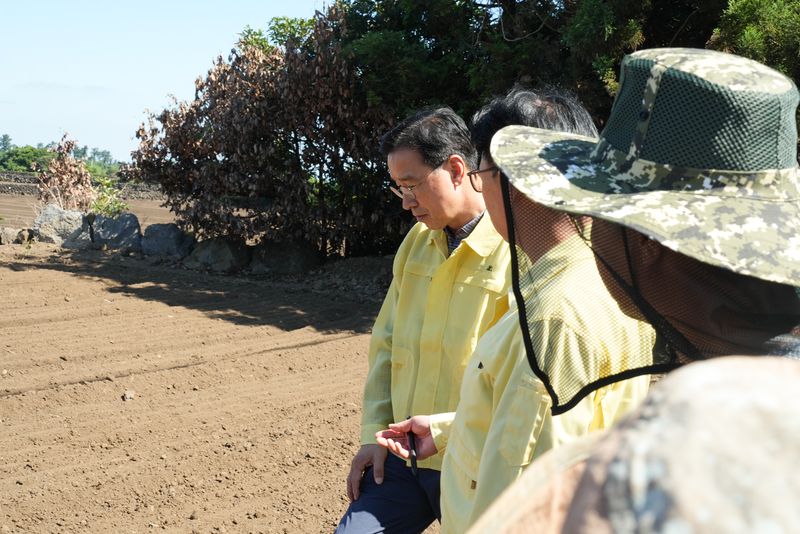 위성곤 제주특별자치도지사가 2일 제주시 구좌읍 한동리 당근밭에서 농업인들에게 파종과 농업용수 공급 상황에 관한 설명을 듣고 있다. 농업인들은 급수시설 확충과 노후 관로 개선, 가뭄 장기화에 대비한 용수원 다변화를 요청했다. /사진=제주특별자치도 제공