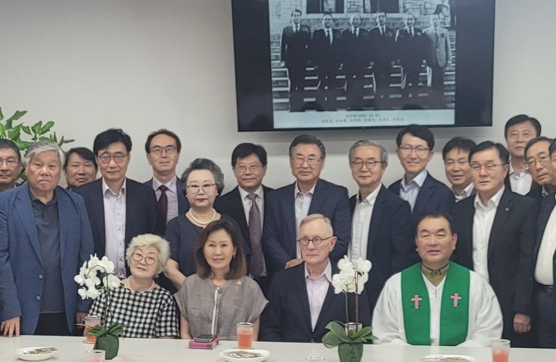 미셸 스틸 주한미국대사(앞줄 왼쪽 두번째부터)가 남편 숀 스틸 변호사, 김운성 담임목사와 2일 서울 중구 수표로 영락교회에서 주일예배를 가진 뒤 교회측 인사들과 기념촬영을 하고 있다. 영락교회 교인 제공