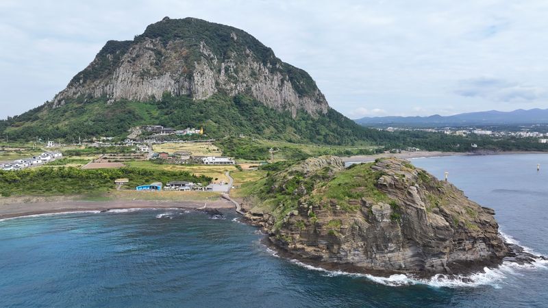 서귀포시 안덕면 산방산·용머리해안 일대. 유네스코 세계지질공원 재검증 평가단은 제주 대표 지질명소의 보전 상태와 탐방·해설 운영 실태를 현장에서 확인할 예정이다. /사진=연합뉴스